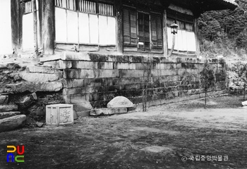 예산 수덕사 대웅전 석조기단 정측면