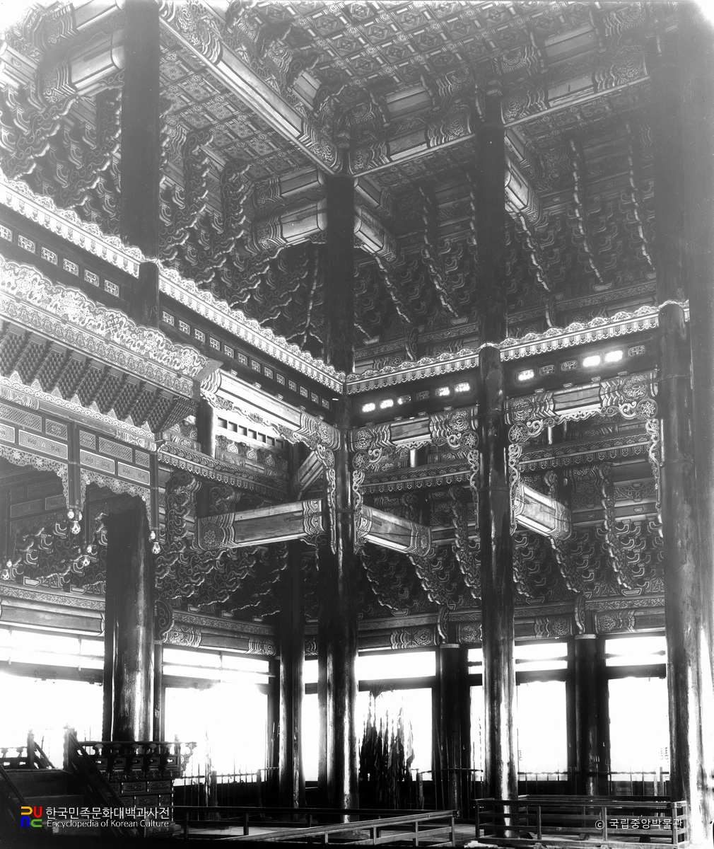 서울 경복궁 근정전 내부
