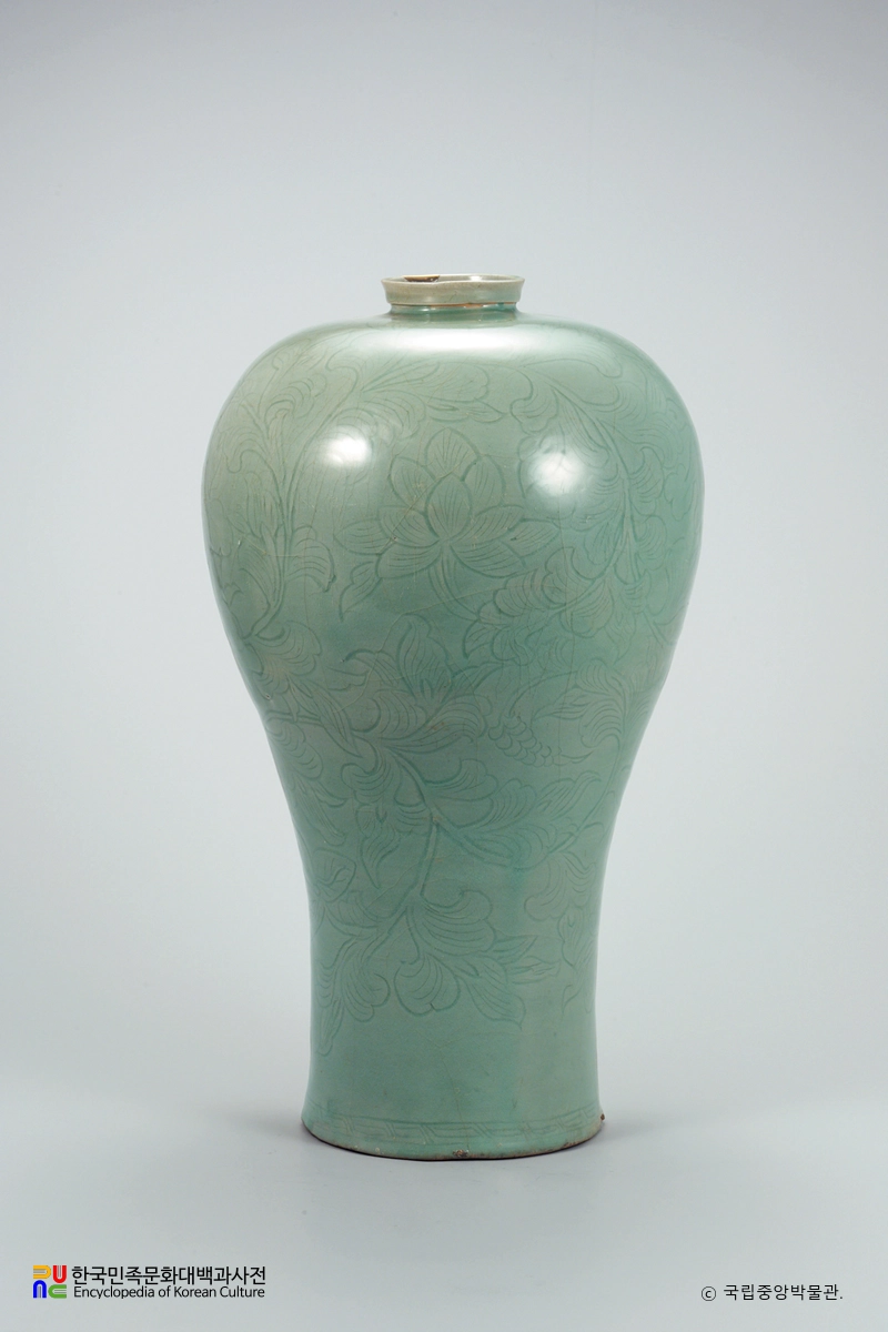 청자 음각 연화당초문 매병