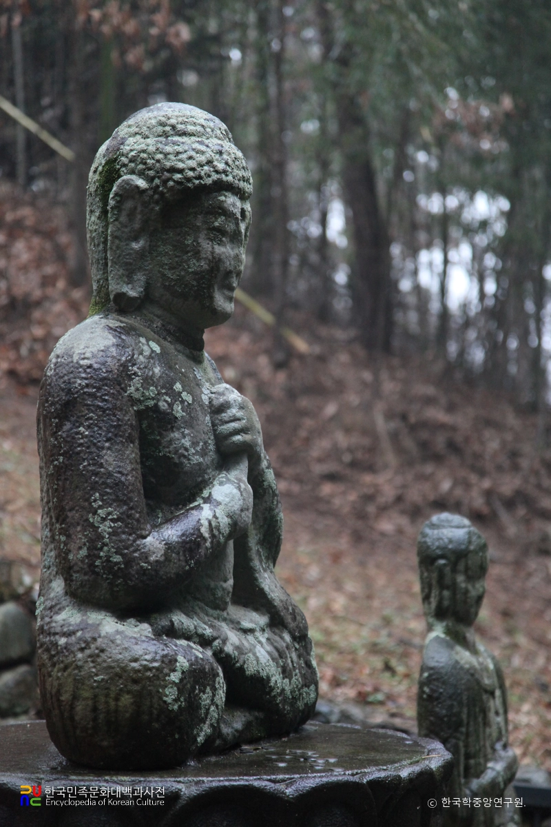 합천 죽고리 삼존석불 중 본존불 좌측면