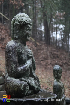 합천 죽고리 삼존석불 중 본존불 좌측면