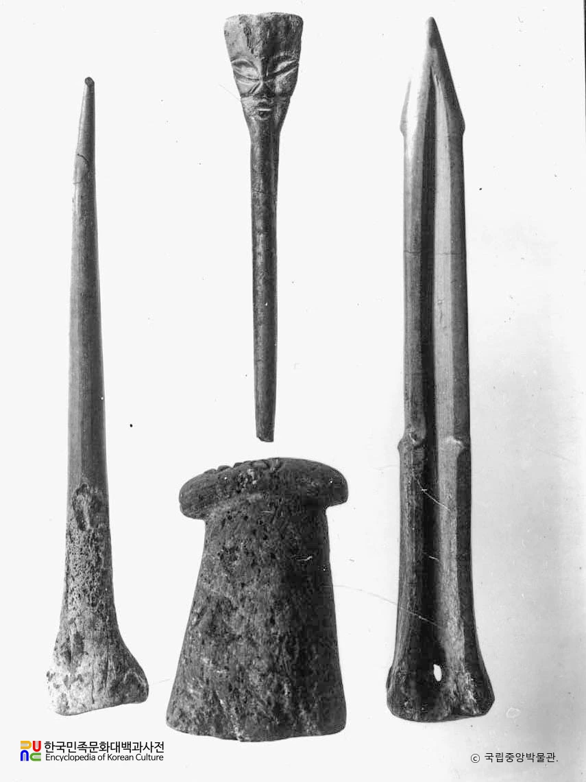 중국 길림 소영자 석관묘 인면장식토제품 등