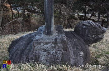 함양 평촌리 신고당 신도비의 귀부 좌측면