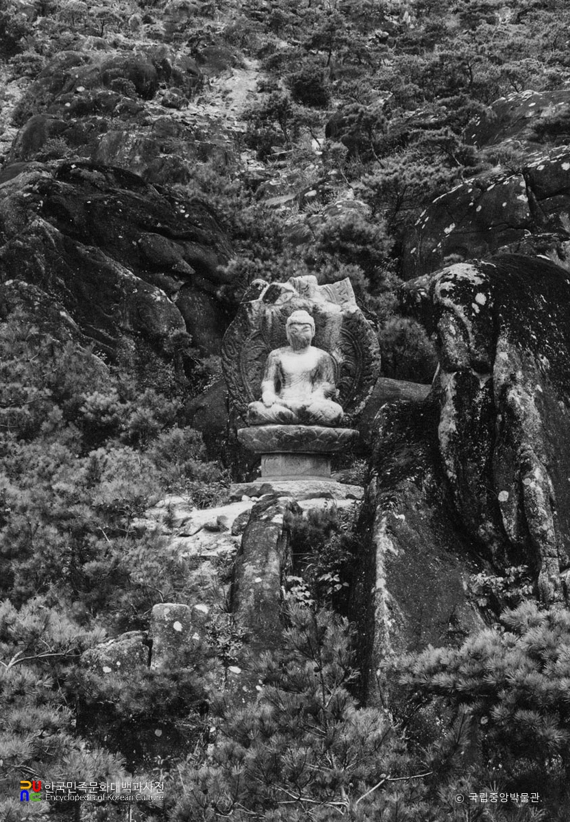 경주 남산 삼릉계 석조여래좌상