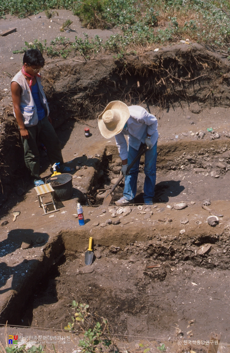 제주 상모리패총 발굴 모습