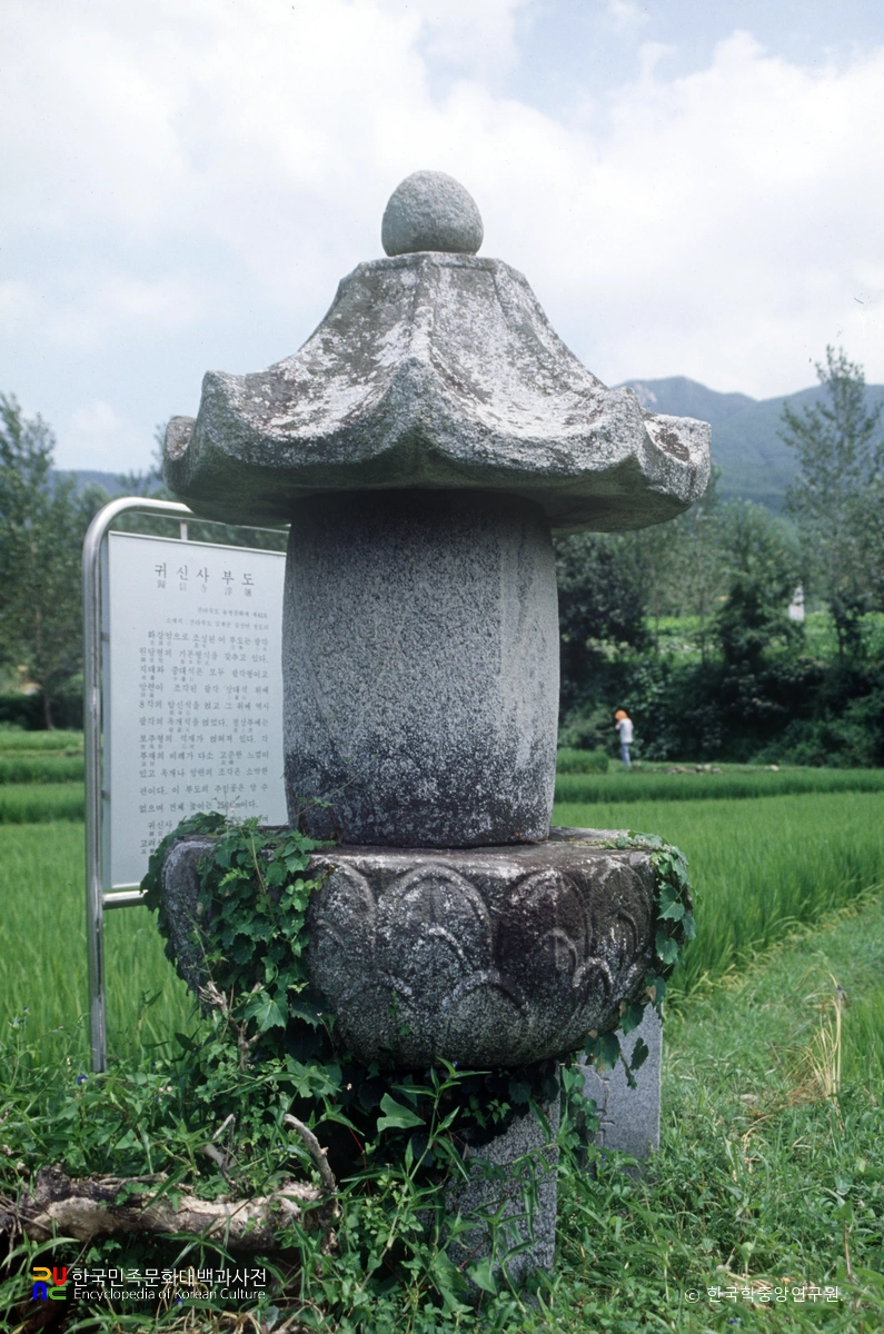 김제 귀신사 부도 우측면