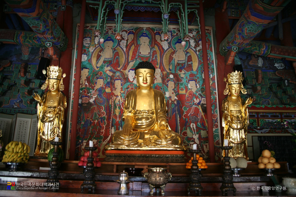 안성 청룡사 대웅전 삼존불좌상