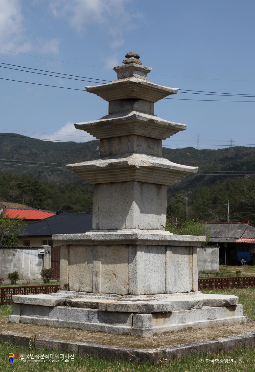 산청 단속사지 서 삼층석탑 정측면