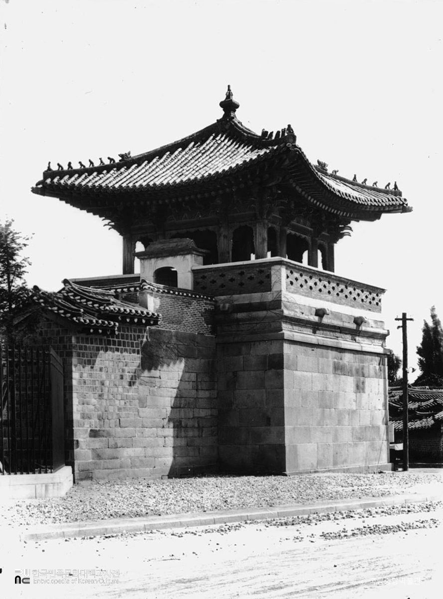 서울 경복궁 중 동십자각 우측면