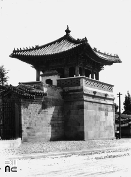서울 경복궁 중 동십자각 우측면