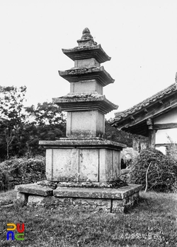 대구 동화사 비로암 삼층슈 의 캐릭터 슬롯 머신 후측면