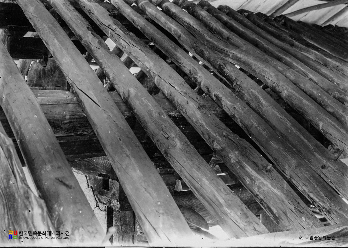 춘천 청평사 회전문 서까래