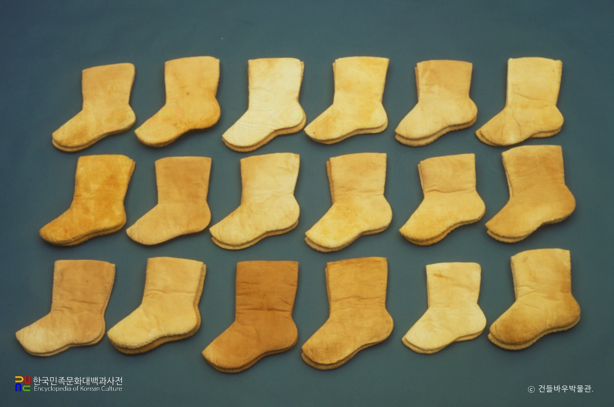 진주하씨 묘 출토 유물 중 버선
