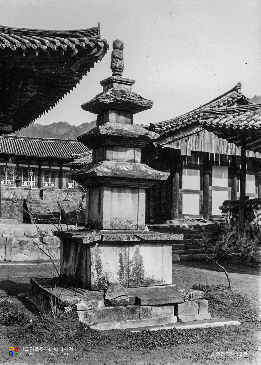 순천 선암사 동 삼층석탑 정측면