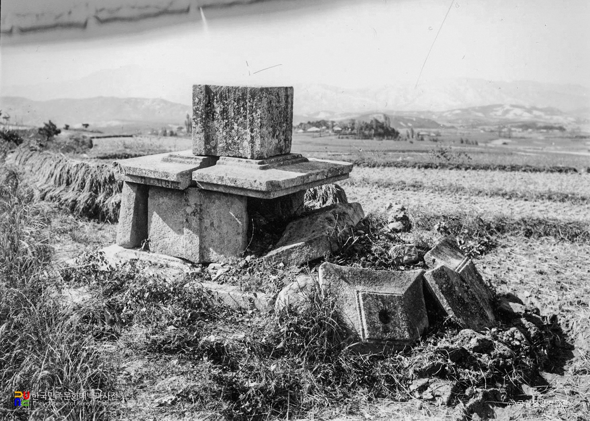 경주 감산사지 삼층석탑 붕괴 모습