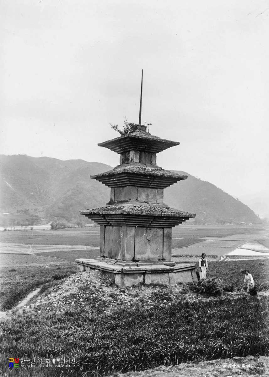 경주 감은사지 동서 삼층석탑 중 서삼층석탑 후측면
