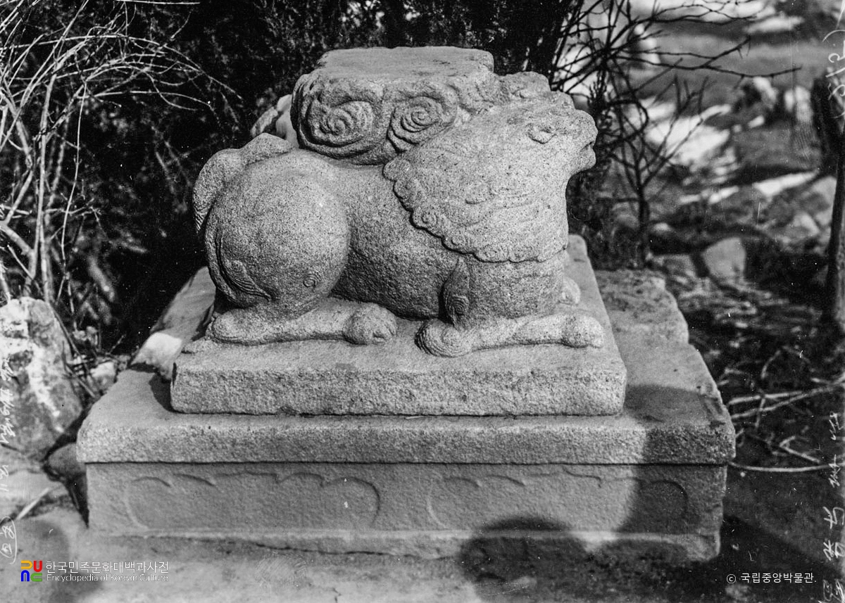 여주 고달사지 쌍사자석등 기단부 측면