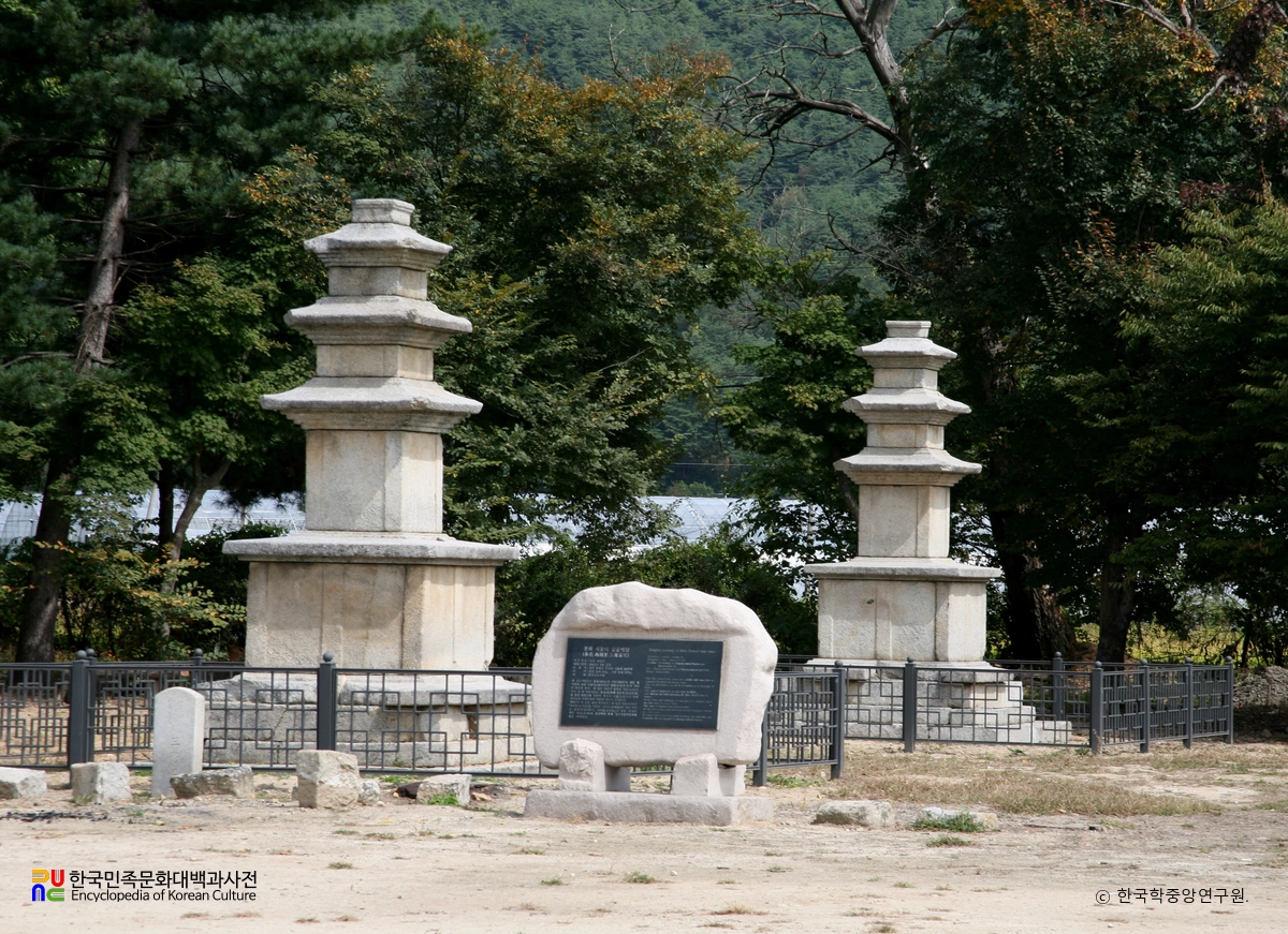 봉화 서동리 동ㆍ서 삼층석탑 전경
