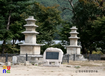 봉화 서동리 동ㆍ서 삼층석탑 전경