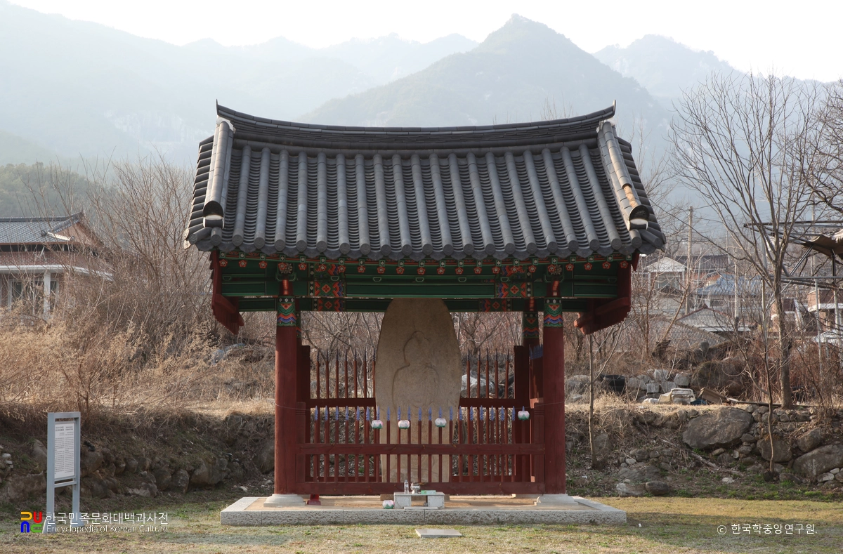 거창 강남사지 석조여래입상과 보호각 정면