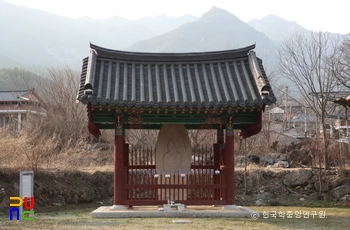 거창 강남사지 석조여래입상과 보호각 정면