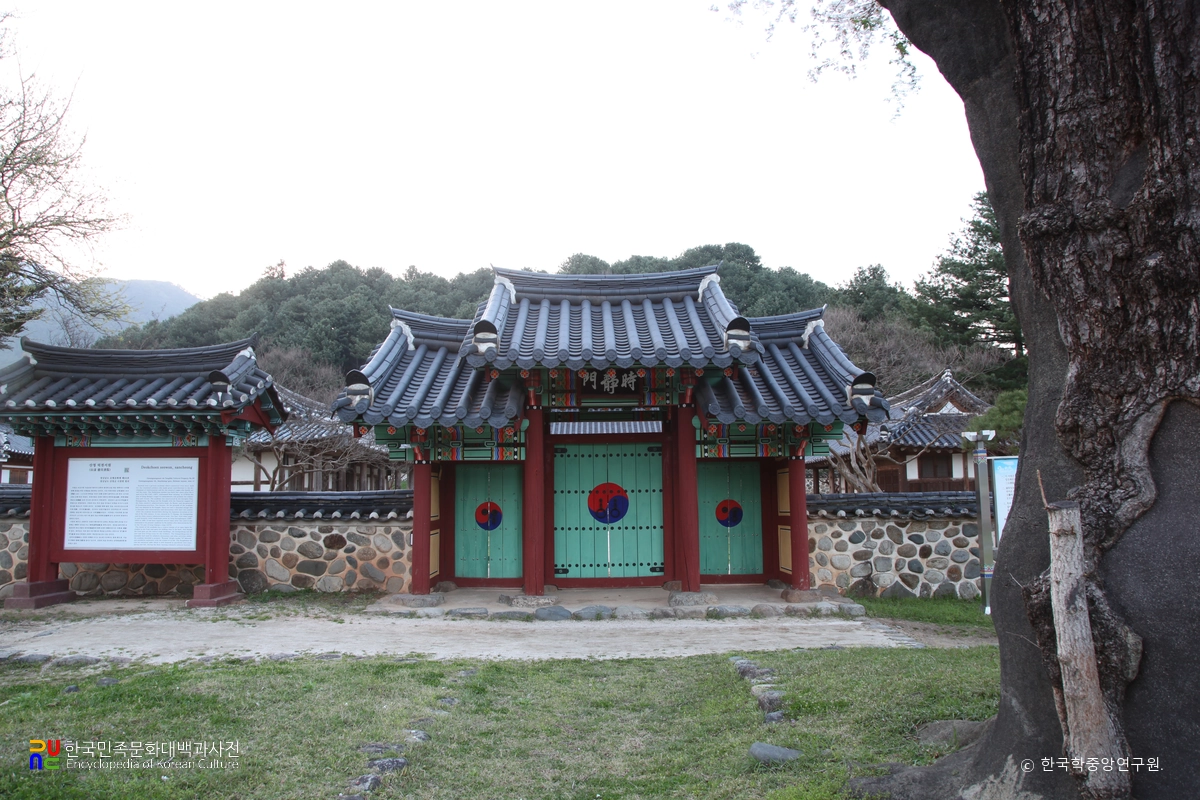 산청 덕천서원 시정문 정면