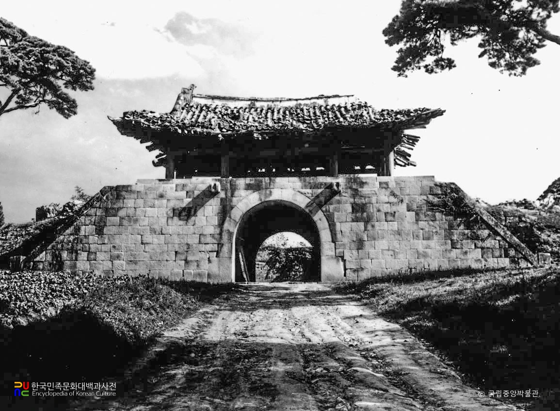 수원 화성 창룡문 정면