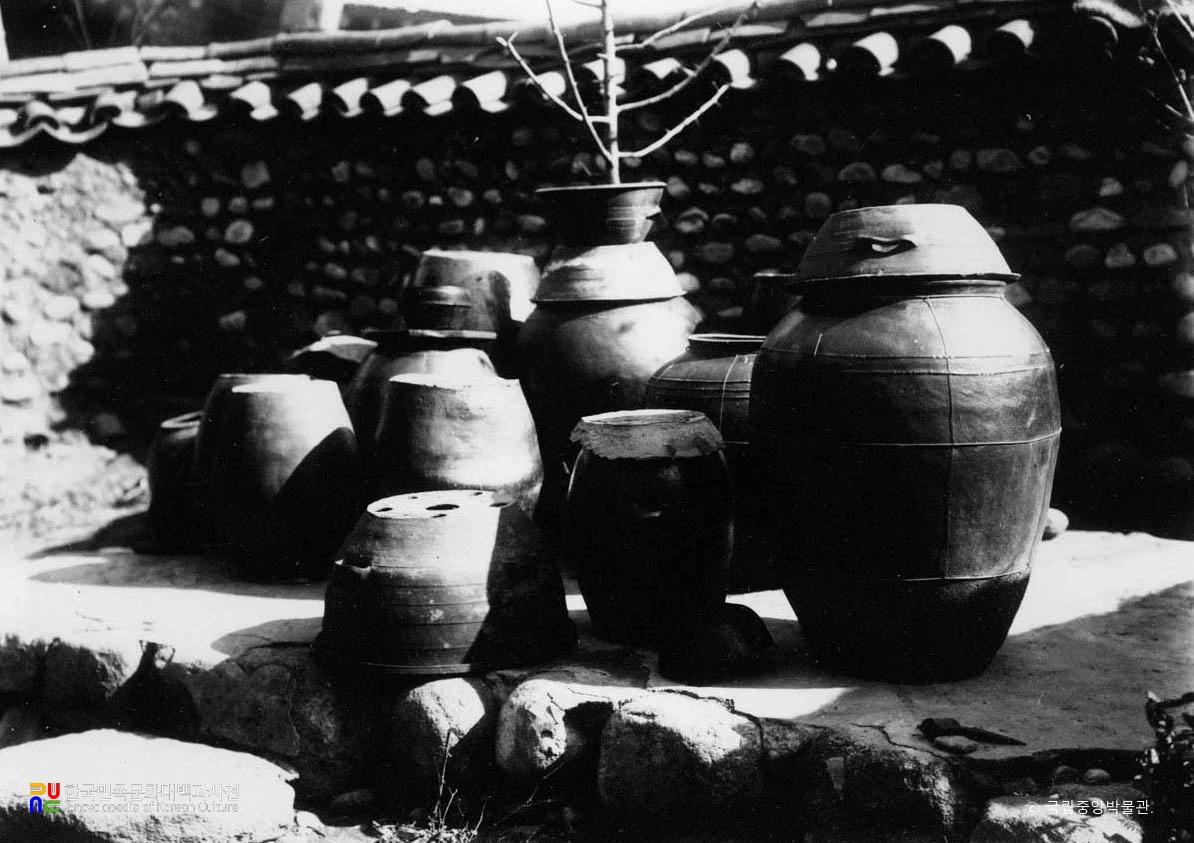 강원 강릉 민가 장독대