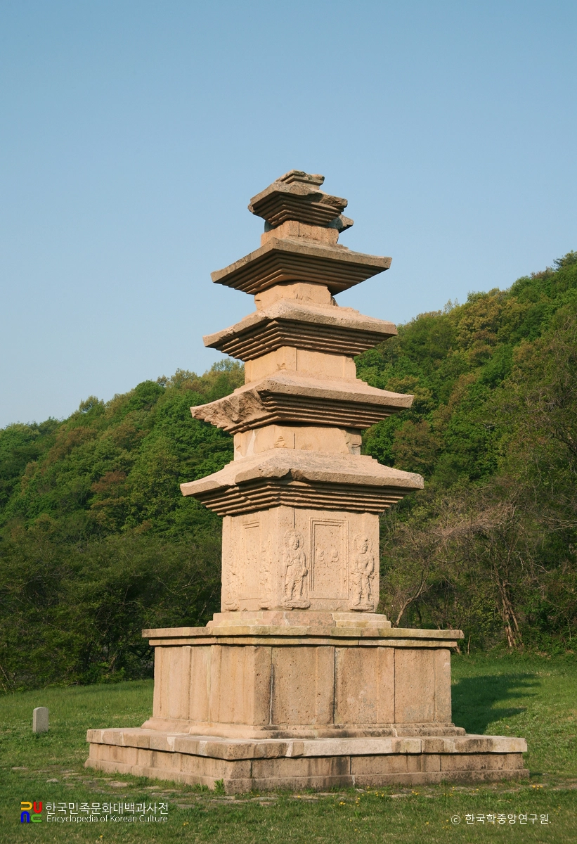 경주 장항리 서오층석탑 동측면