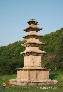경주 장항리 서오층석탑 동측면