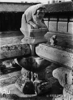 서울 경복궁 근정전 월대 남서쪽 모서리 상단 서수상 정측면