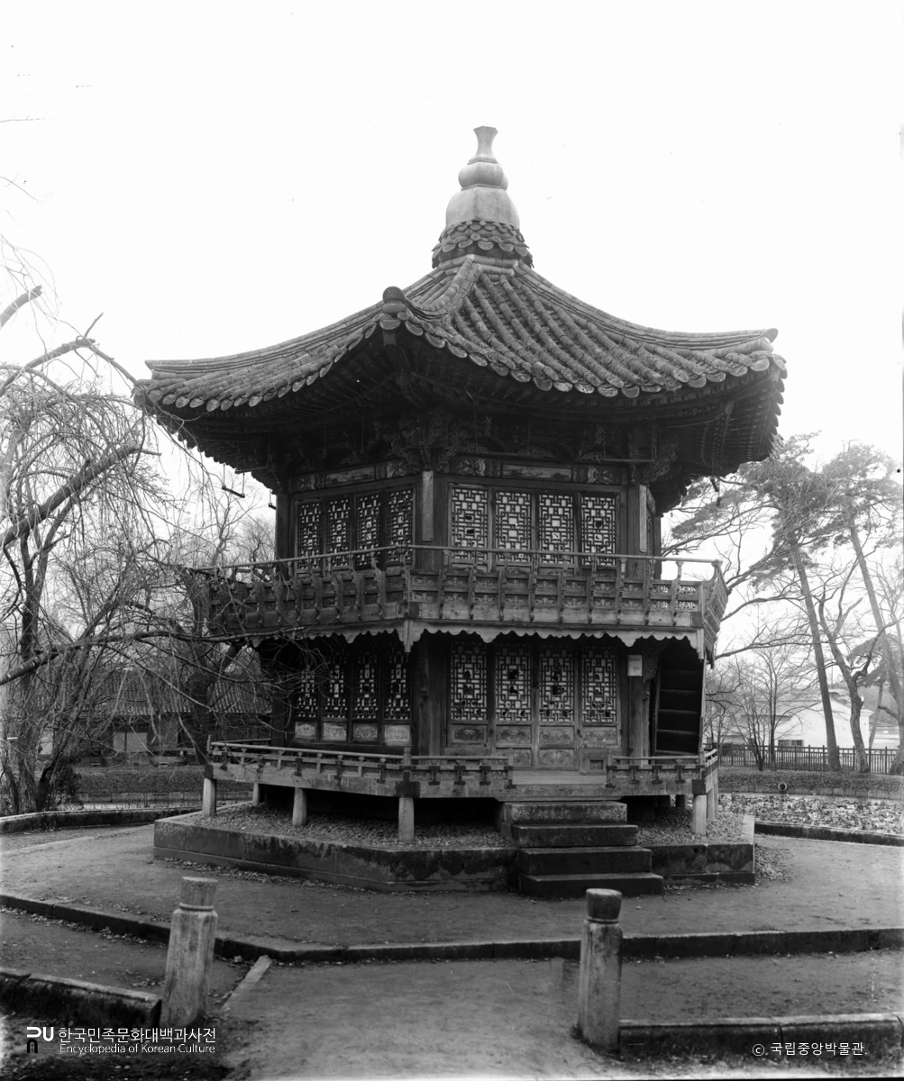 서울 경복궁 향원정 정측면