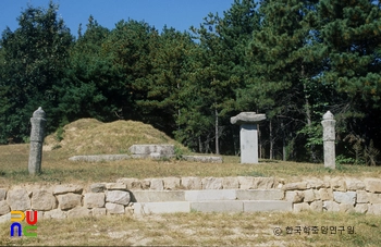영동 박연 묘소 정측면