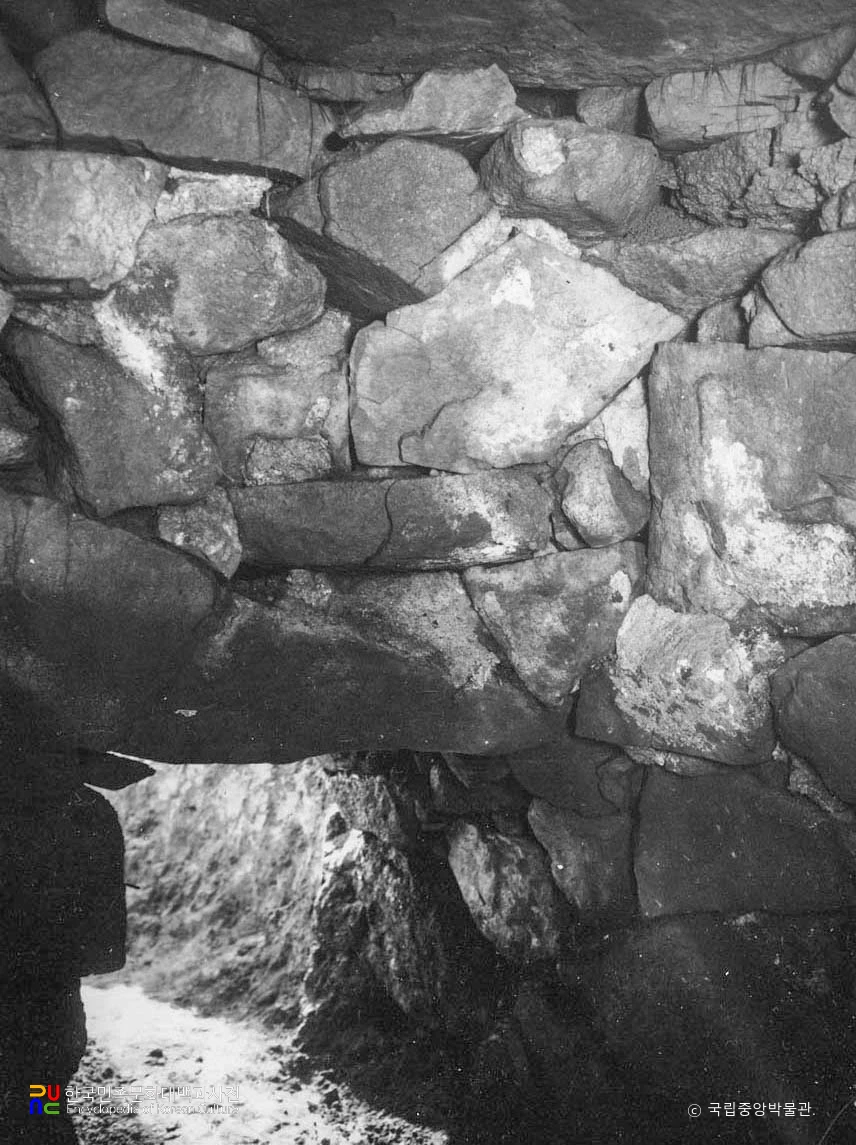 김해 구산동 고분군 중 1호분 석실 입구 부분