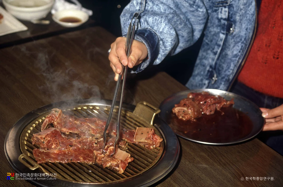갈비를 굽는 모습