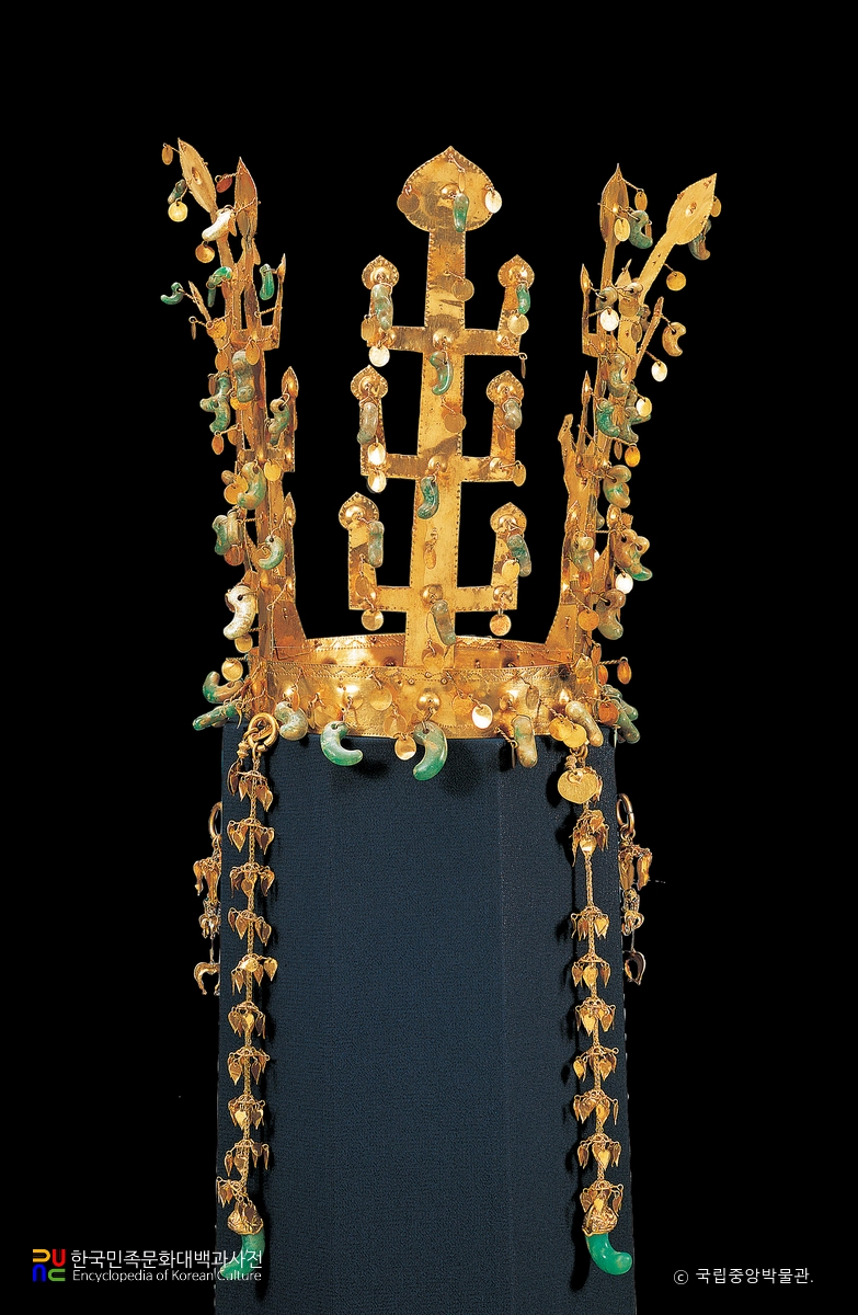 금관총 금관 및 금제 관식