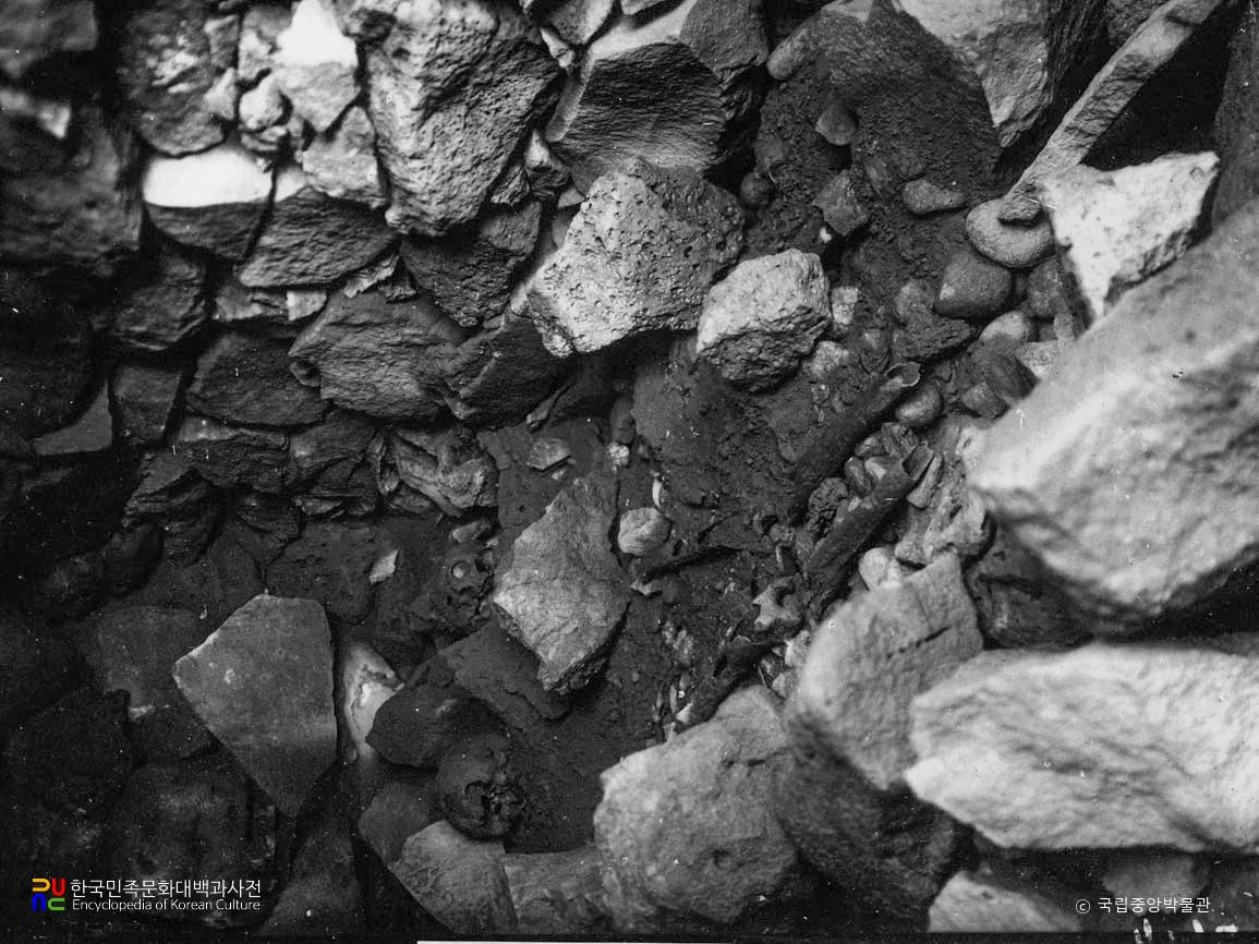 함남 안변 상세포동 부부총 현실 내부