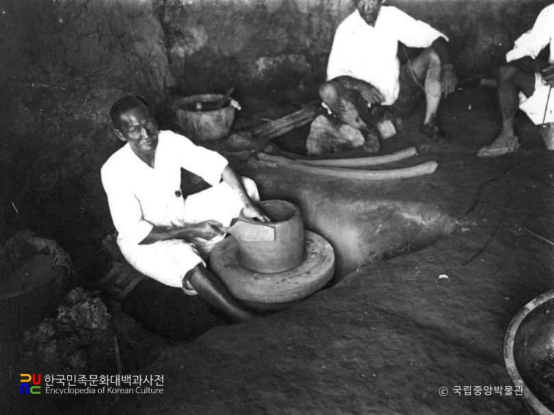 경남 함안 옹기 만드는 장면