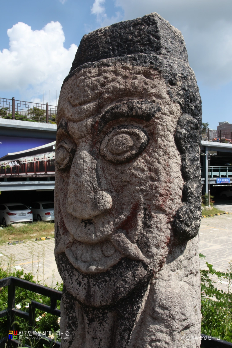 통영 문화동 벅수 얼굴 우측면