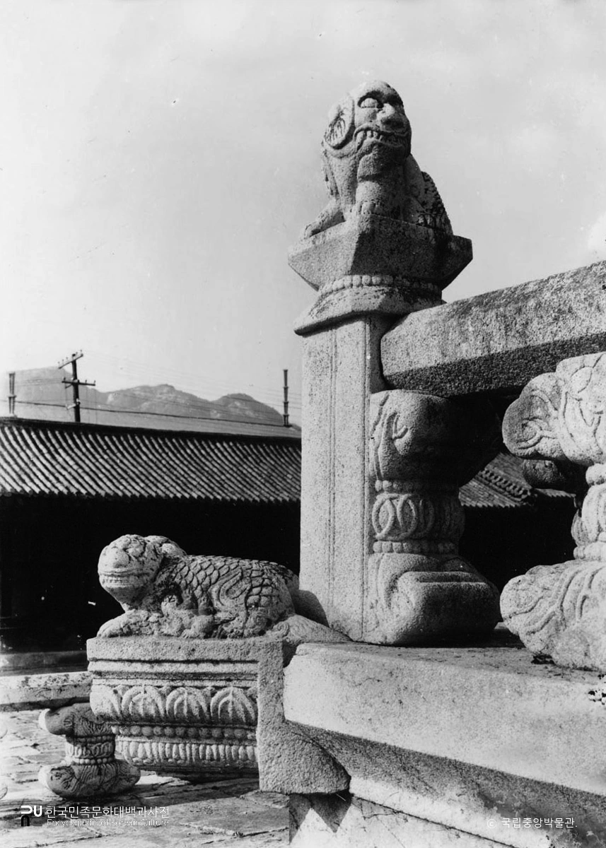 서울 경복궁 근정전 월대 남서쪽 모서리와 서수상