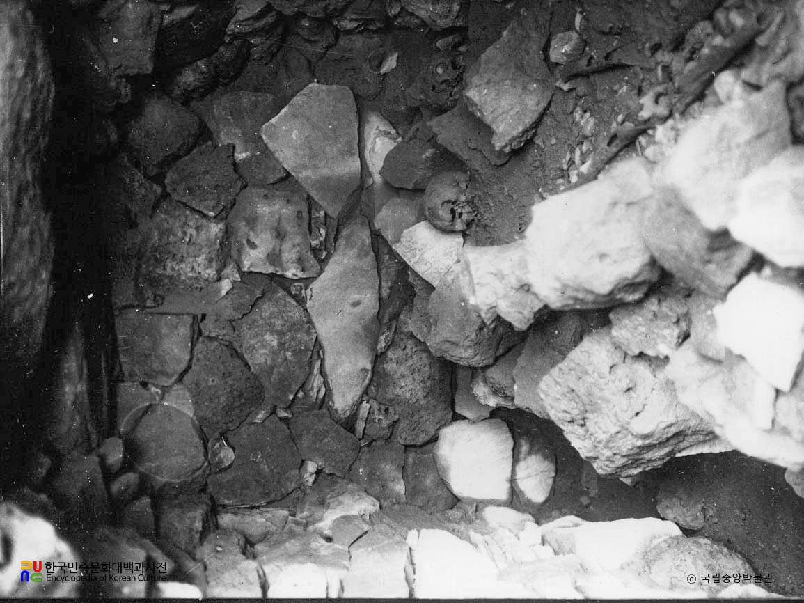 함남 안변 상세포동 부부총 현실 내부