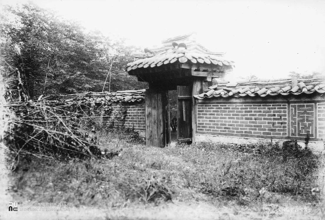 서울 궁궐 내 일각문과 담장