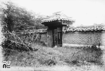 서울 궁궐 내 일각문과 담장