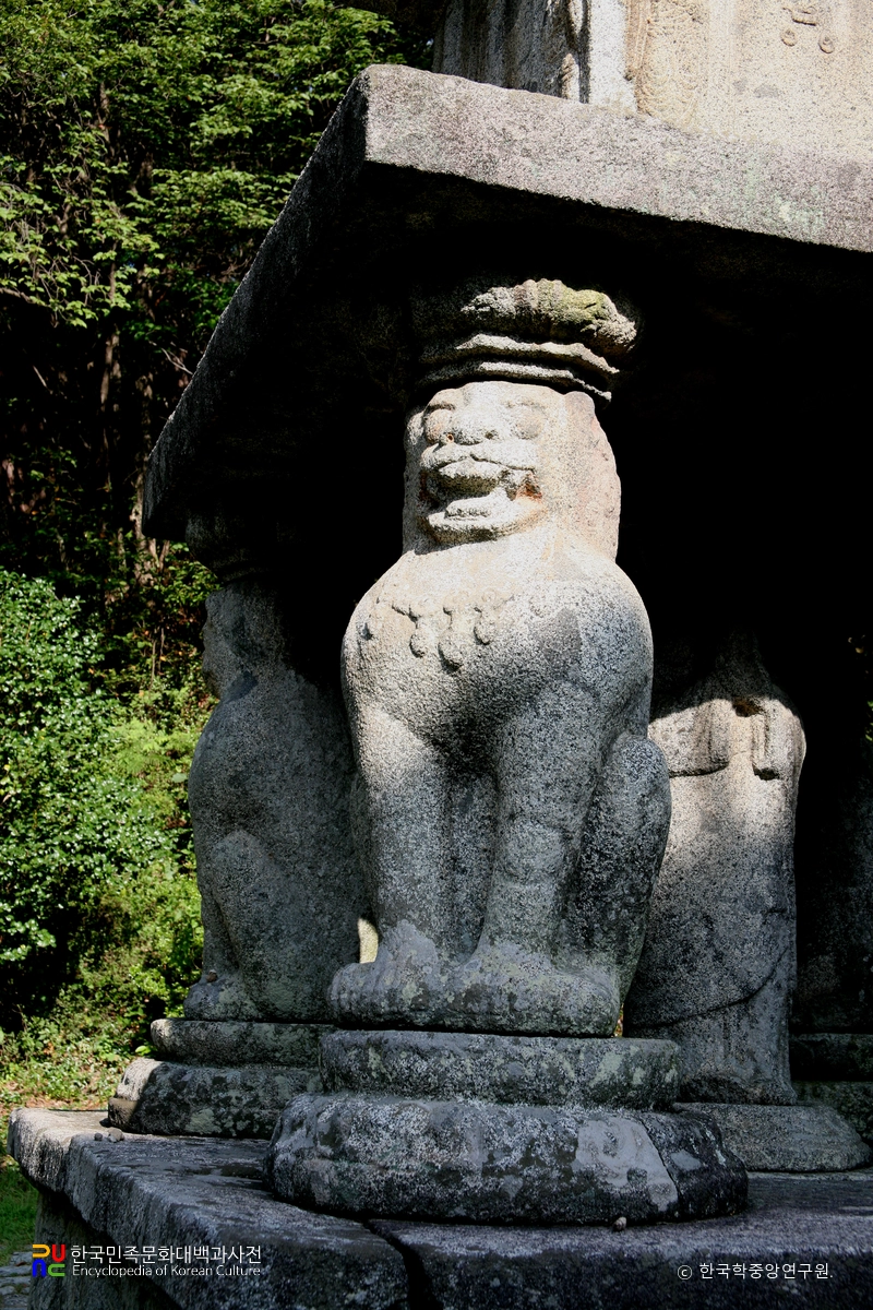 구례 화엄사 사사자 삼층석탑 중 전면 우측 사자상