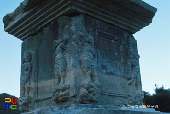 울산 간월사지 남북삼층석탑 중 탑신 부조상