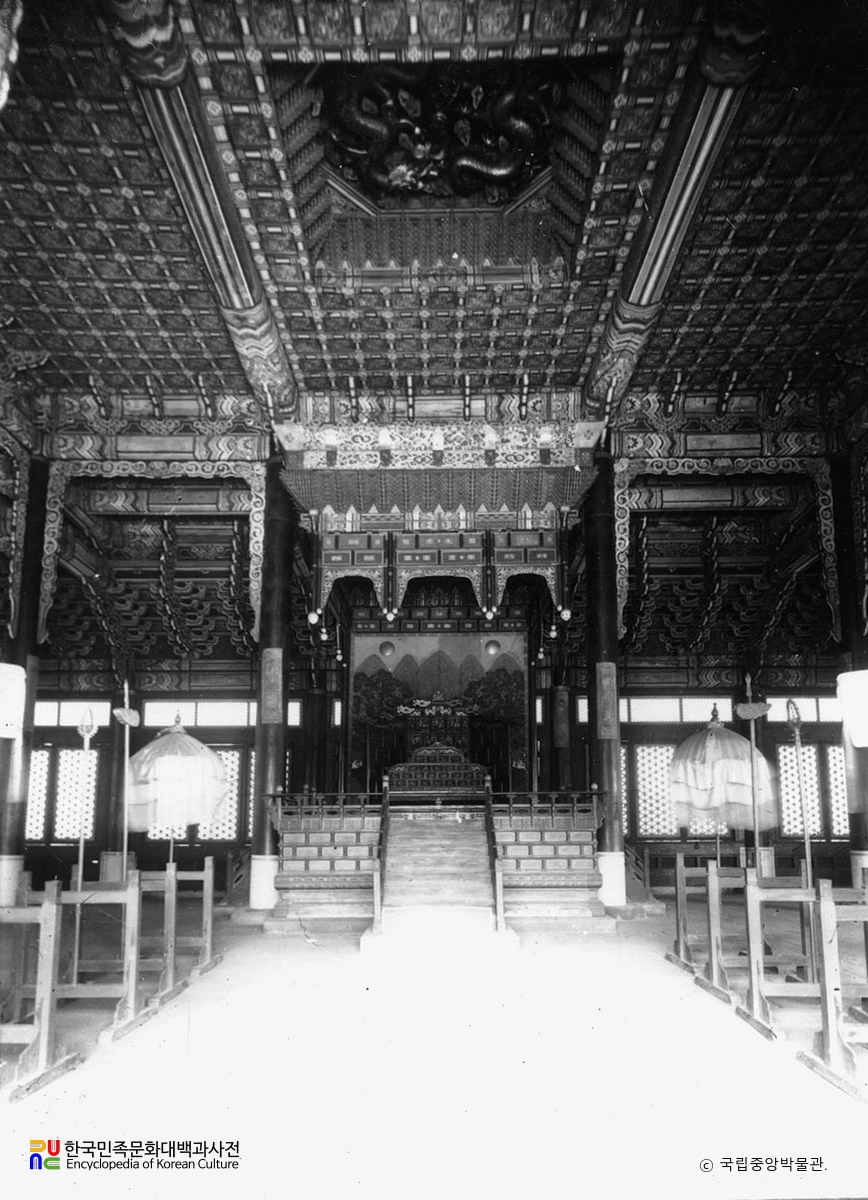 서울 덕수궁 중화전 및 중화문 중 중화전 내부