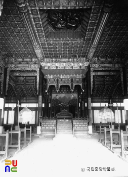 서울 덕수궁 중화전 및 중화문 중 중화전 내부