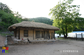 영덕 갈천동 초가 까치구멍집 정면