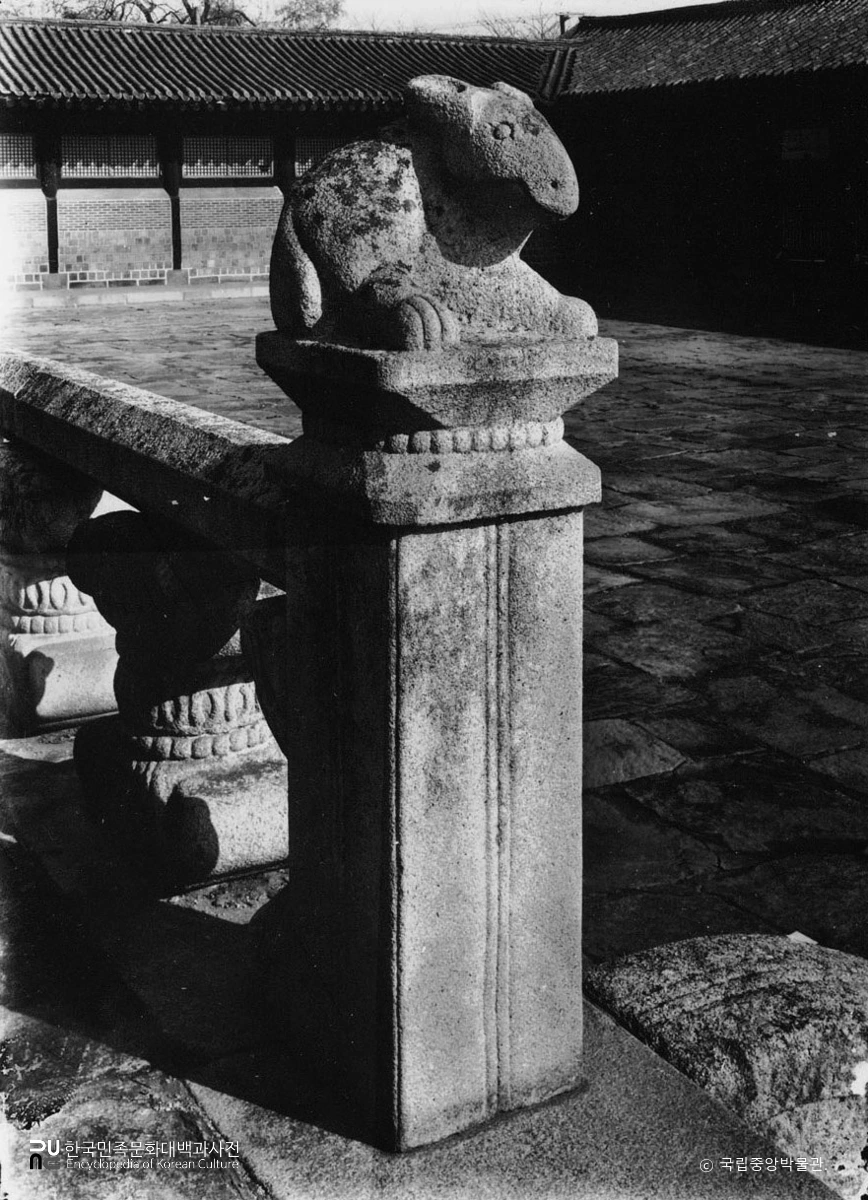 서울 경복궁 근정전 월대 십이지신상 중 토끼상 우측면