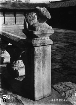 서울 경복궁 근정전 월대 십이지신상 중 토끼상 우측면